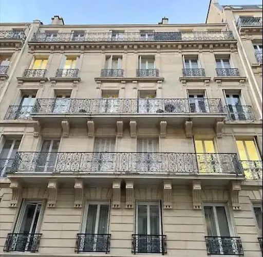 Quiet And Spacious Near Champs Elysees